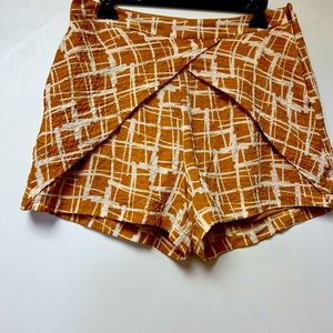 Cute shorts with skirting detail and pockets! Sz L(8/10)